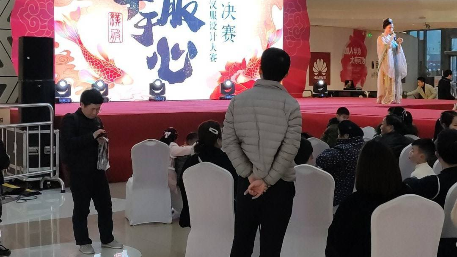 我和我爱人正在看汉服展